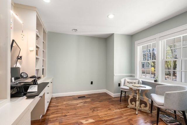 6 Hale Place, Medfield, MA 02052