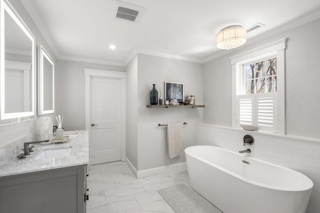 6 Hale Place, Medfield, MA 02052