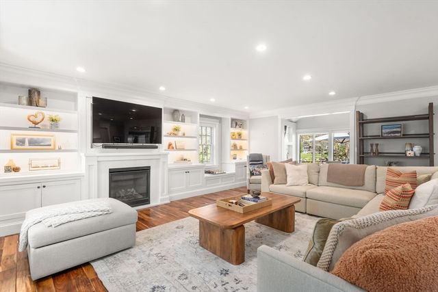 6 Hale Place, Medfield, MA 02052