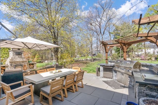 6 Hale Place, Medfield, MA 02052