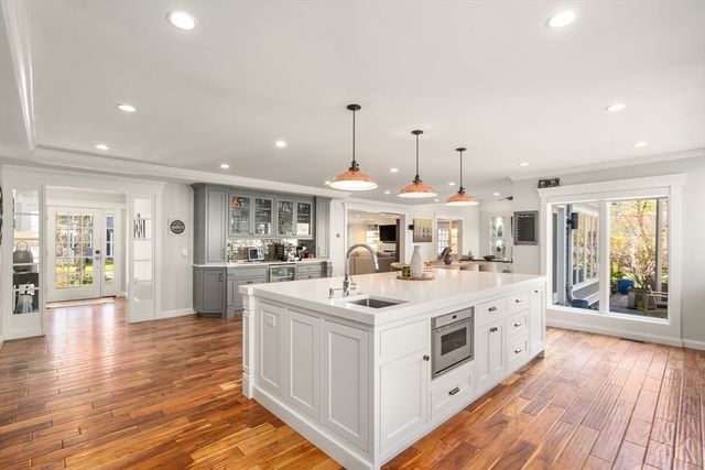 6 Hale Place, Medfield, MA 02052