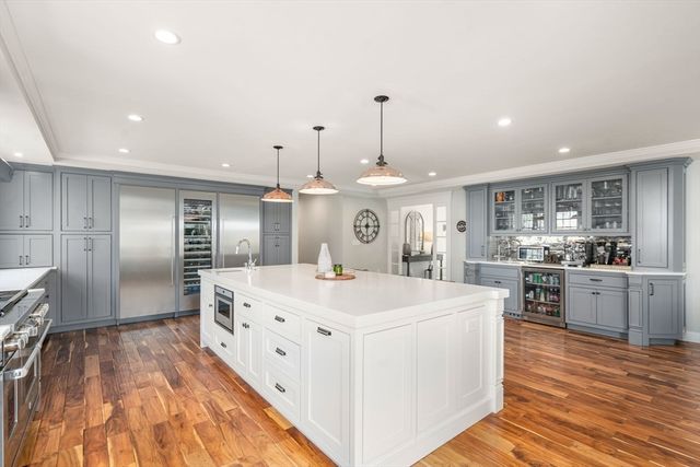 6 Hale Place, Medfield, MA 02052