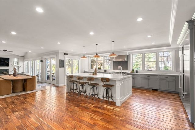 6 Hale Place, Medfield, MA 02052