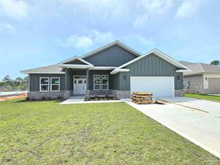 5529 Chenier Dr, Gulf Breeze, FL 32563