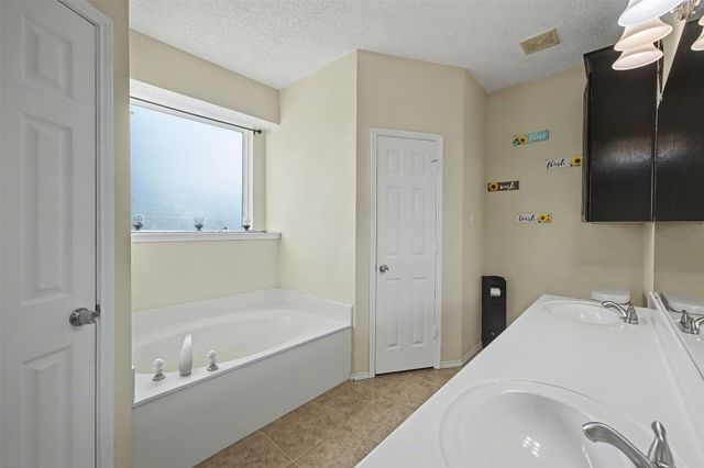 9040 Tyne Trail, Fort Worth, TX 76118