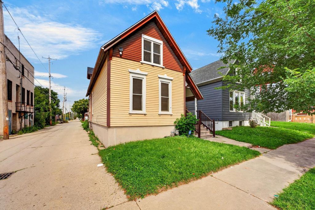 216 W Center STREET, Milwaukee, WI 53212