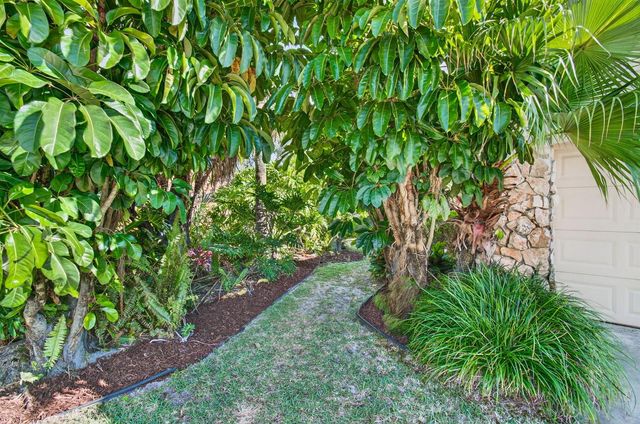 2036 Amesbury Circle, Wellington, FL 33414