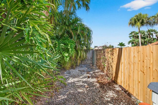 2036 Amesbury Circle, Wellington, FL 33414