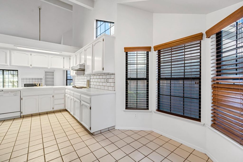 Image 11 of property listing at 1229 W Bullard Avenue # 103, Fresno, CA 93711