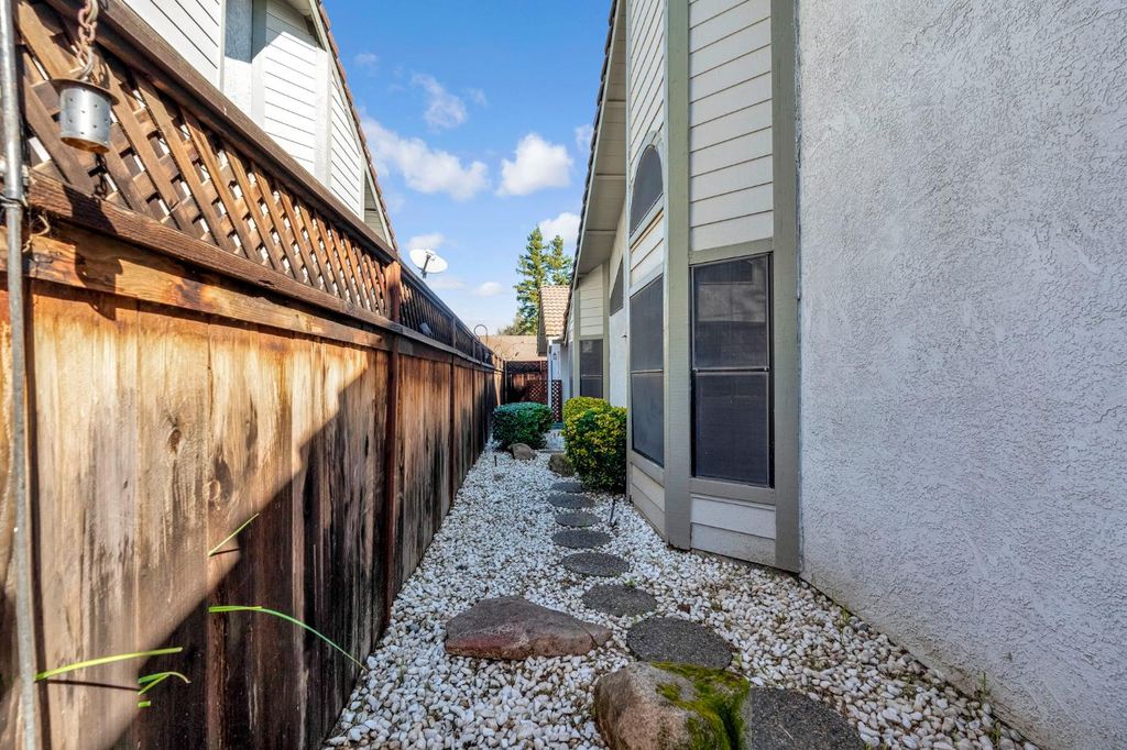 Image 26 of property listing at 1229 W Bullard Avenue # 103, Fresno, CA 93711