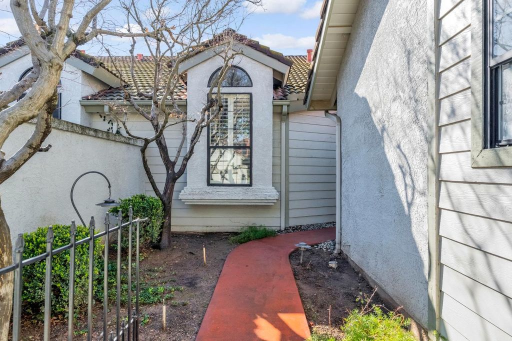 Image 4 of property listing at 1229 W Bullard Avenue # 103, Fresno, CA 93711