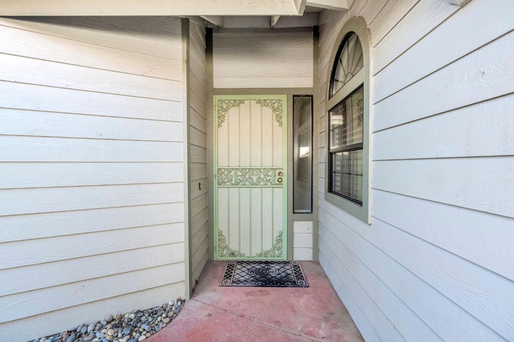 Image 5 of property listing at 1229 W Bullard Avenue # 103, Fresno, CA 93711