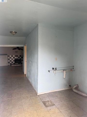 1021 1021 72nd Ave, Oakland, CA 94621