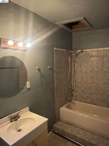 1021 1021 72nd Ave, Oakland, CA 94621