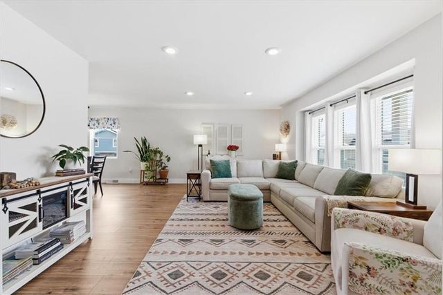 6906 E 140th Place, Grandview, MO 64030