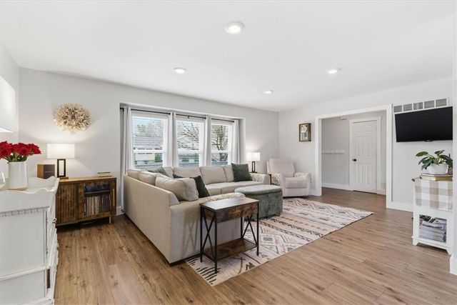 6906 E 140th Place, Grandview, MO 64030