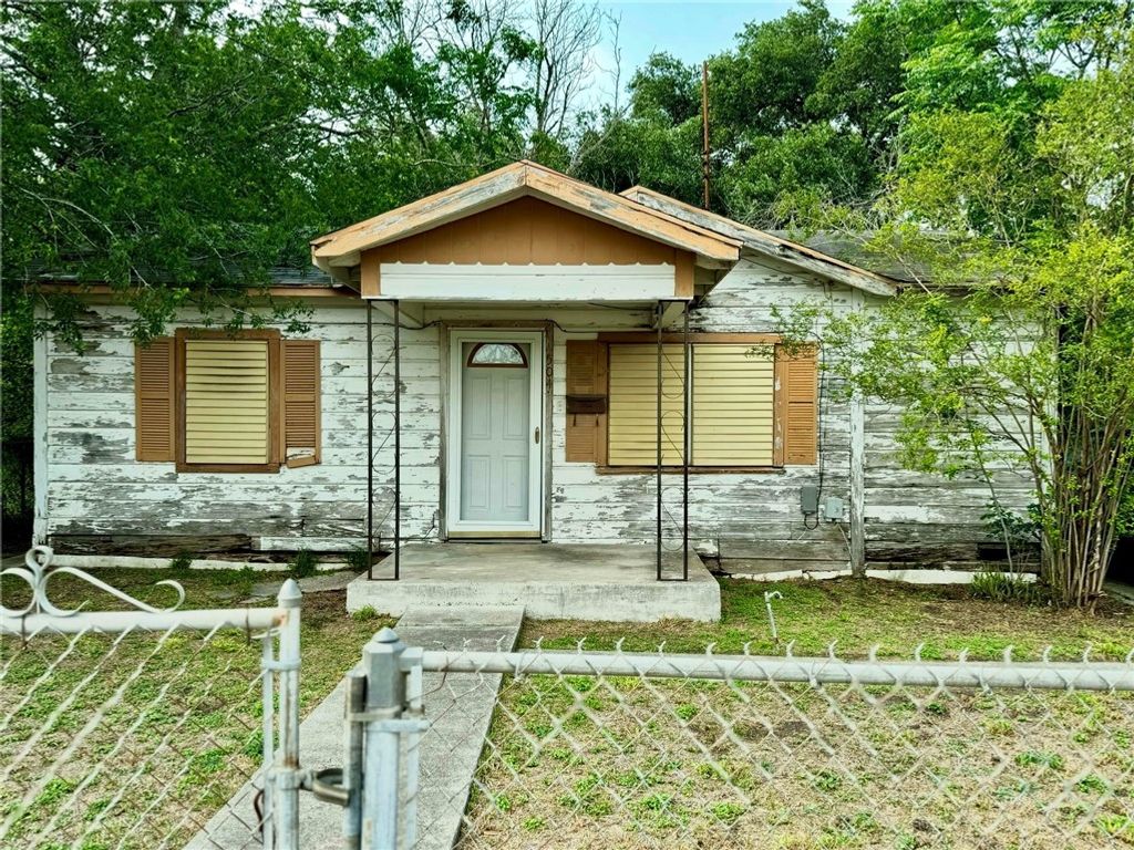 504 Encinal St, Alice, TX 78332