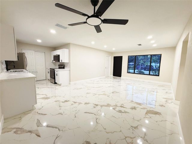 2401 SW 50th Ter, Plantation, FL 33317