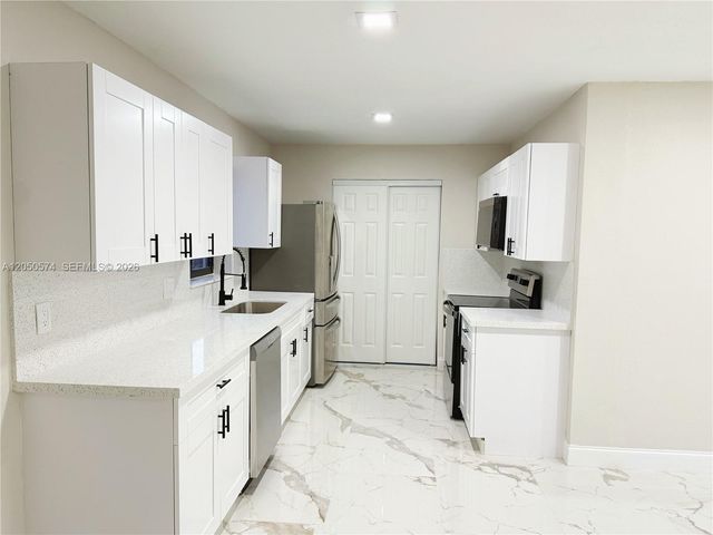2401 SW 50th Ter, Plantation, FL 33317