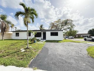 2401 SW 50th Ter, Plantation, FL 33317