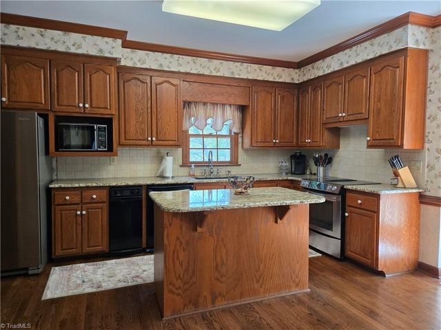 924 Ashley Glen Drive, Winston-salem, NC 27104