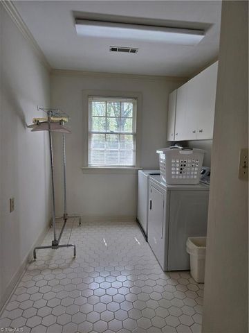 924 Ashley Glen Drive, Winston-salem, NC 27104