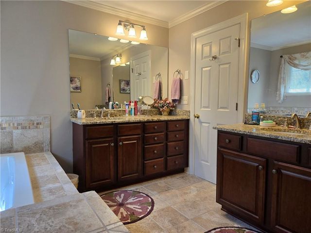 924 Ashley Glen Drive, Winston-salem, NC 27104