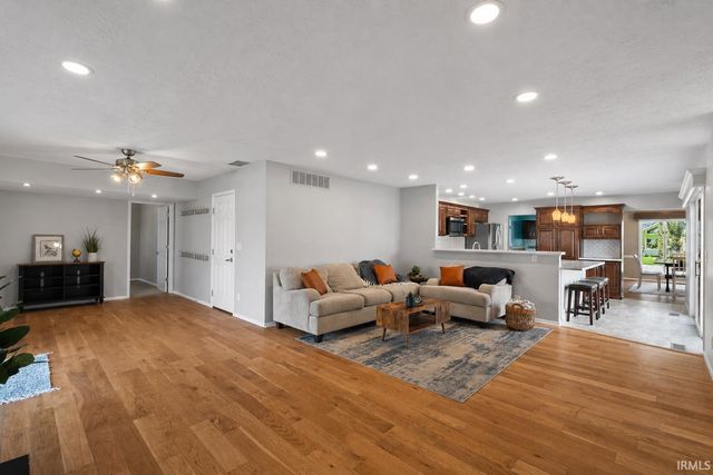2204 Bluewater Drive, Warsaw, IN 46580