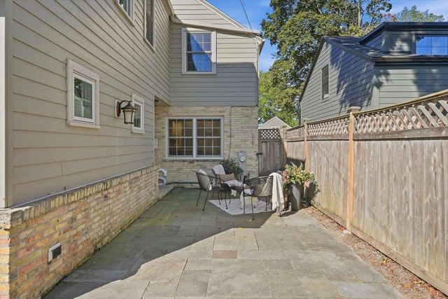 2604 N 89th STREET, Wauwatosa, WI 53226