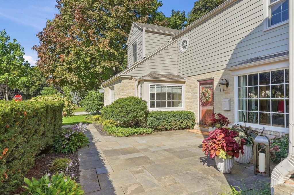 2604 N 89th STREET, Wauwatosa, WI 53226