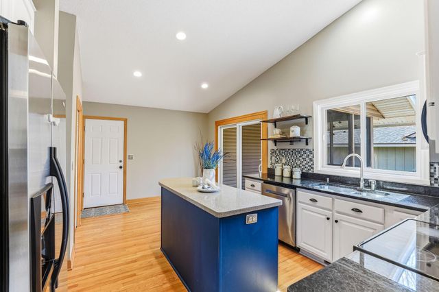 15008 1st Avenue S, Burnsville, MN 55306