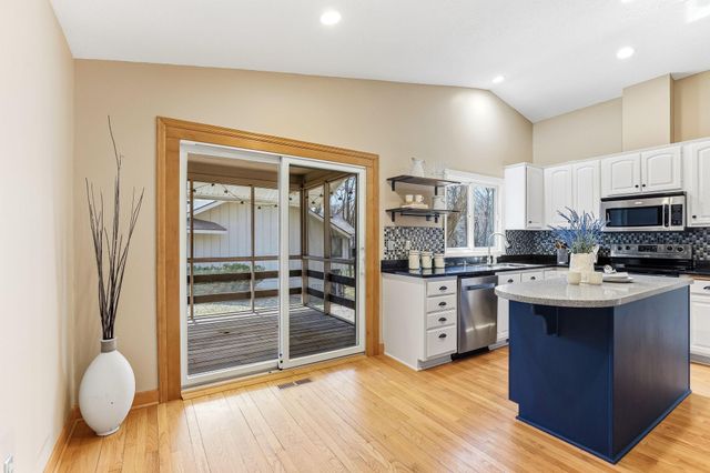 15008 1st Avenue S, Burnsville, MN 55306