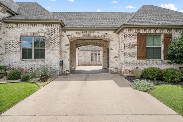 105 Stone Lake Drive, Woodway, TX 76712