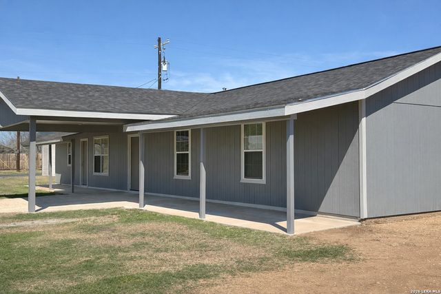 316 N Welhausen, Poth, TX 78147