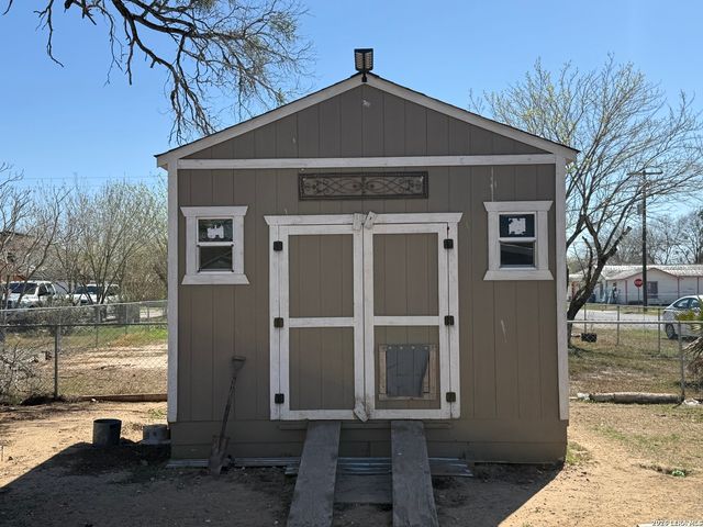 316 N Welhausen, Poth, TX 78147