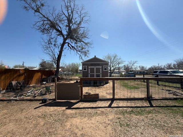 316 N Welhausen, Poth, TX 78147