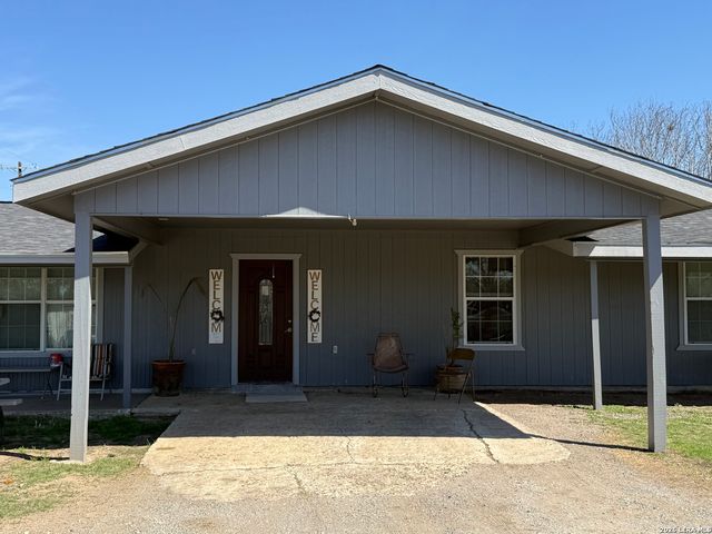 316 N Welhausen, Poth, TX 78147