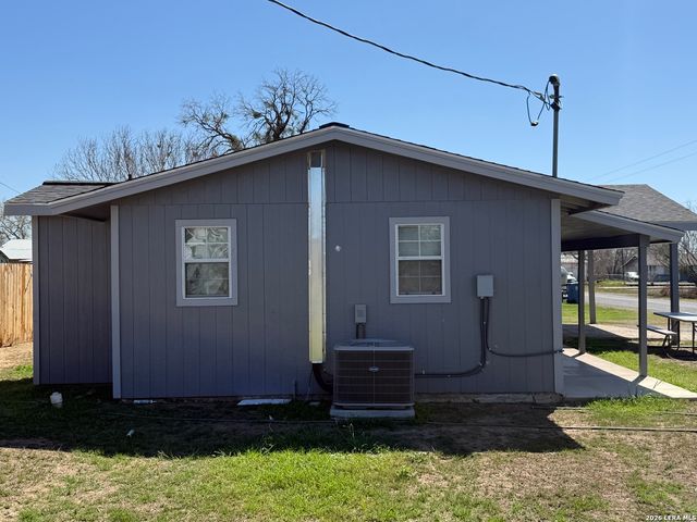 316 N Welhausen, Poth, TX 78147