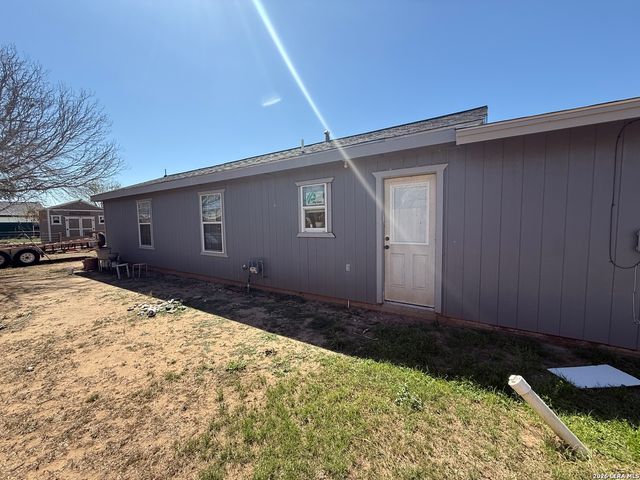 316 N Welhausen, Poth, TX 78147