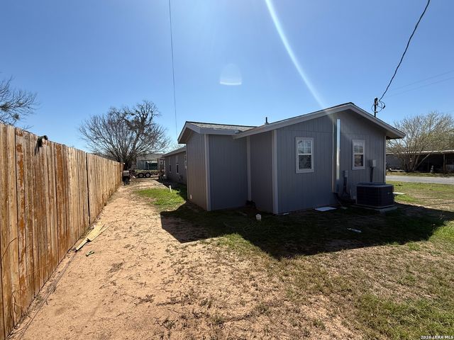 316 N Welhausen, Poth, TX 78147