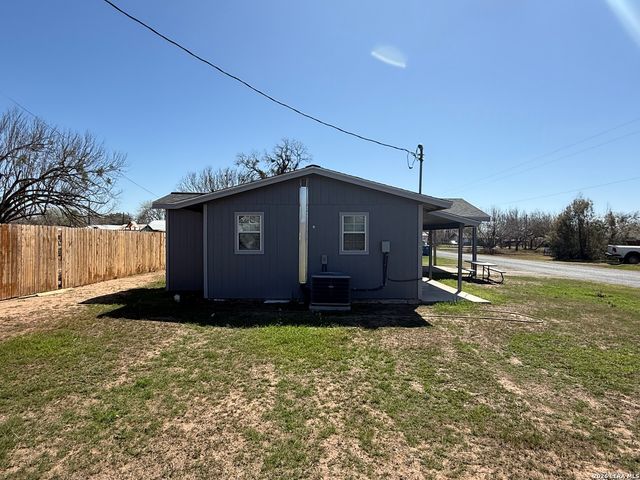 316 N Welhausen, Poth, TX 78147