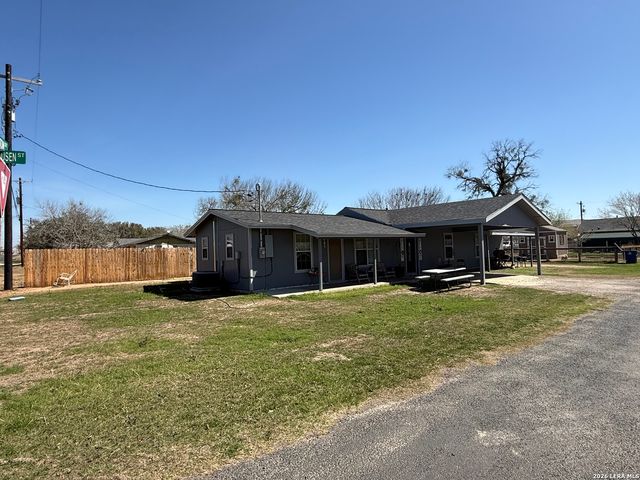 316 N Welhausen, Poth, TX 78147