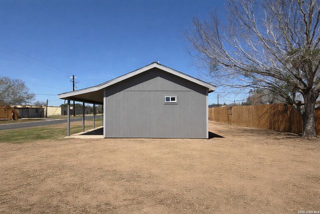 316 N Welhausen, Poth, TX 78147