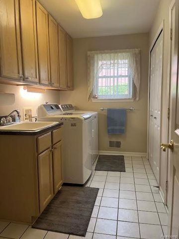 61315 Wedgewood Drive 18, Washington Township, MI 48094
