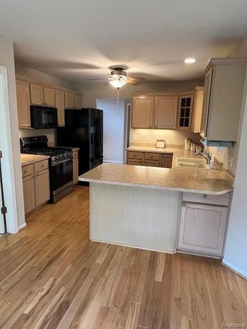 61315 Wedgewood Drive 18, Washington Township, MI 48094