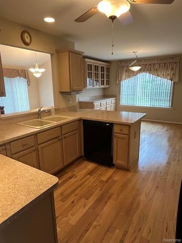 61315 Wedgewood Drive 18, Washington Township, MI 48094