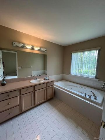 61315 Wedgewood Drive 18, Washington Township, MI 48094