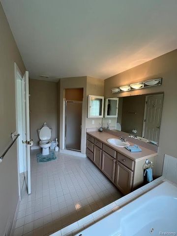 61315 Wedgewood Drive 18, Washington Township, MI 48094