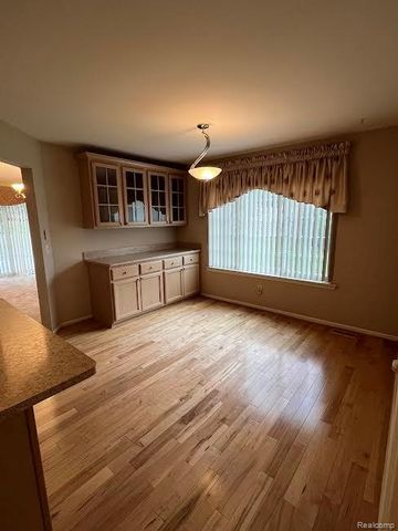 61315 Wedgewood Drive 18, Washington Township, MI 48094