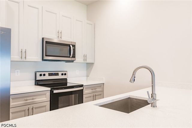 925 SE 14th ST, Cape Coral, FL 33990